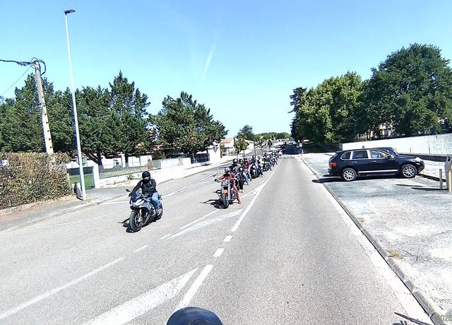 Traversée de bourg : le cortège s'étire sur toute la rue.