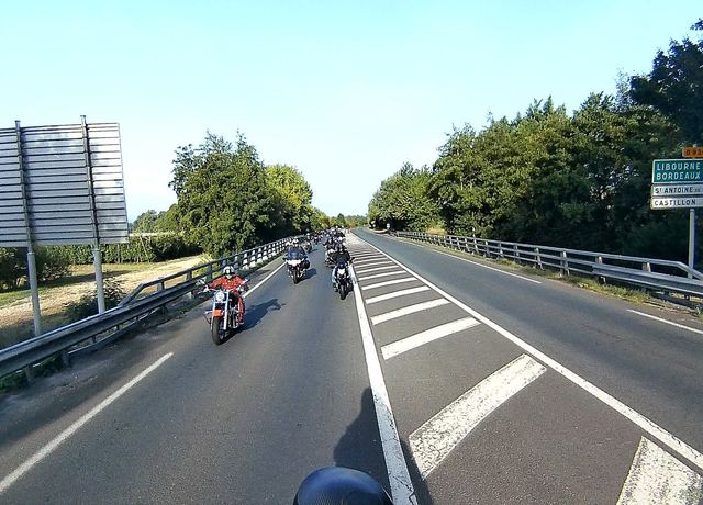 Deux voies : on roule en quinconce, distances tenues.