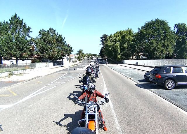 Motos garées le long du trottoir, à un point de ralliement.