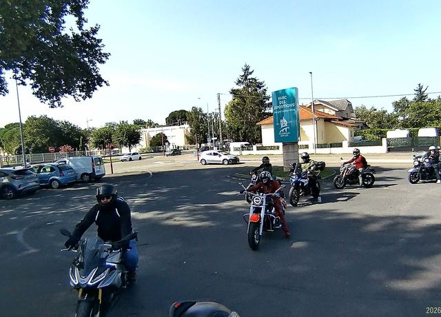 Parking d'étape, le temps d'un café et d'un plein.