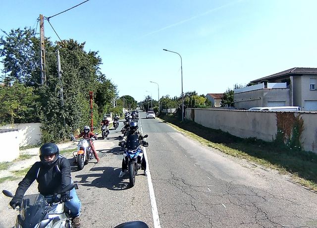 Le groupe repart, bécane par bécane.