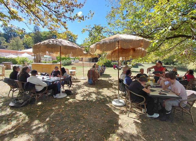 Déjeuner en terrasse pendant la balade vers la Convention Tatouage en Périgord Noir, le 19 septembre 2026.