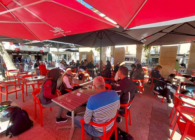 Terrasse pleine, service en continu : exactement ce qu'on vient chercher.