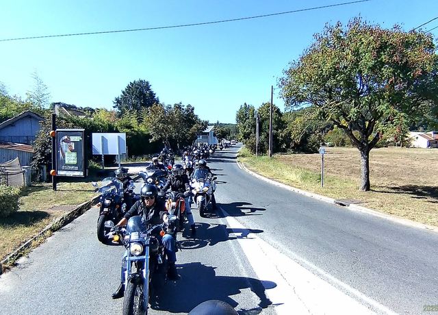 Le convoi garé le long de la route, à une étape.