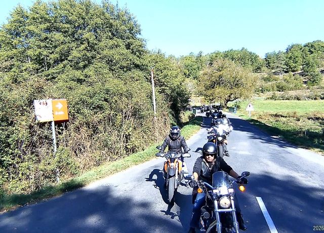 Le groupe sur la route de la vallée de la Dordogne lors d'une balade déjà roulée.