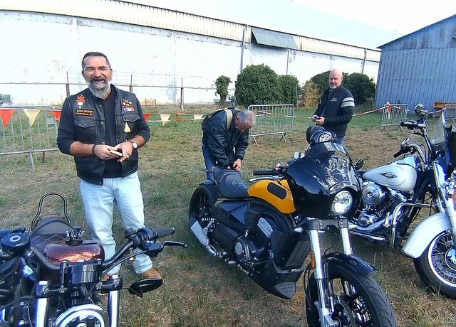 Arrivés sur le site des Wolves Riders, les bécanes posées dans l'herbe.